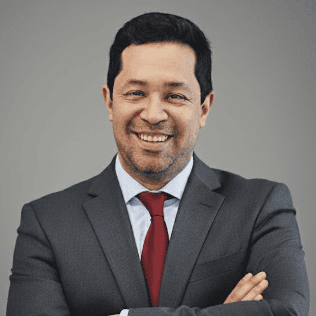 Empresario sonriente en traje profesional, confiable y seguro.