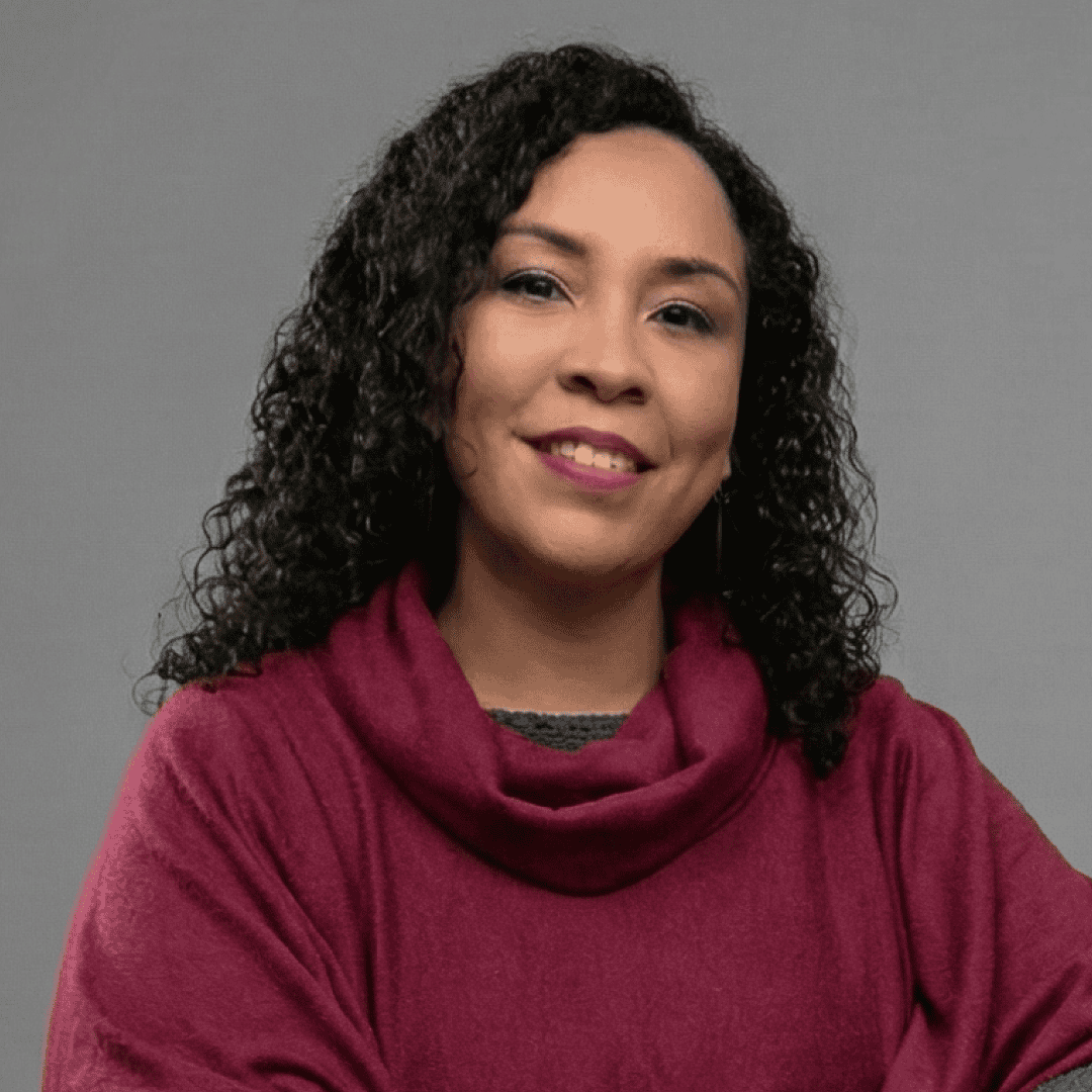 Retrato de mujer profesional en fondo gris, representante de Los Digitales Estudio.