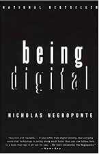 Imagen de una estantería con libros sobre digitalismo y tecnología.