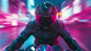 Persona en moto con casco futurista en ciudad digitalizada.
